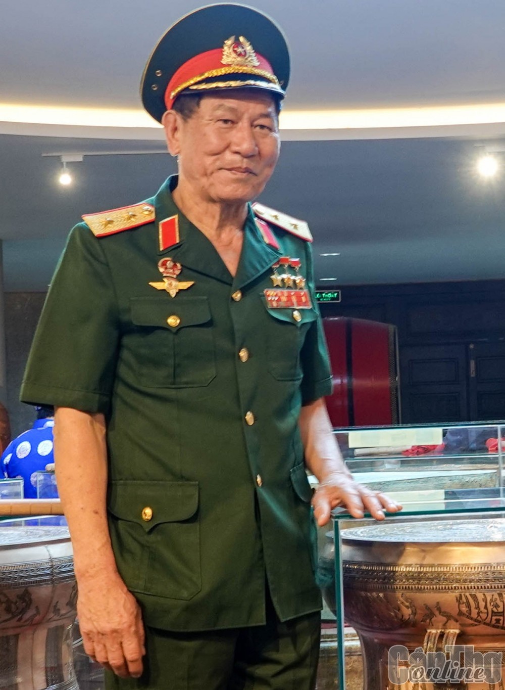 Gợi nhớ ký ức hào hùng Trung tướng, Anh hùng Phạm Tuân trong lần về viếng Đền thờ Vua Hùng tại TP Cần Thơ.