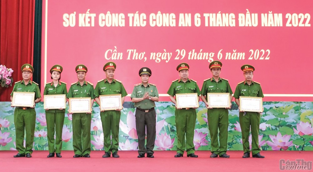 Thiếu tướng Nguyễn Văn Thuận, Giám đốc Công an TP Cần Thơ trao khen thưởng các tập thể, cá nhân có thành tích xuất sắc trên các mặt công tác.