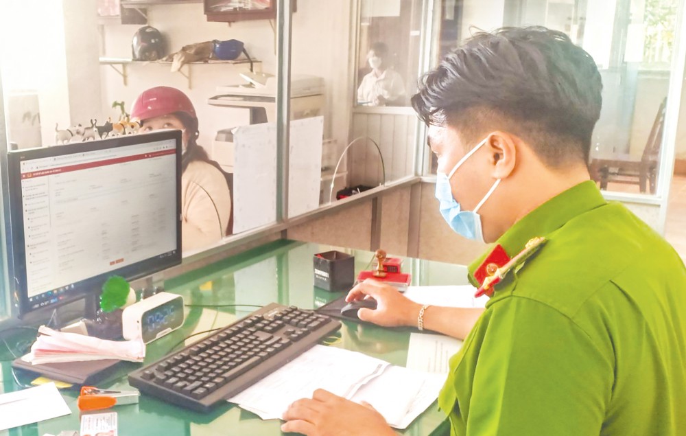 Công an phường Long Tuyền (quận Bình Thủy) giải quyết thủ tục đăng ký thường trú cho người dân. Ảnh: C.H