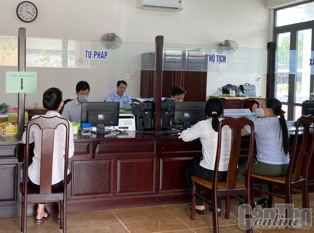 Công chức Bộ phận một cửa phường Tân Lộc nâng cao trách nhiệm giải quyết và trả kết quả cho người dân đúng hẹn.
