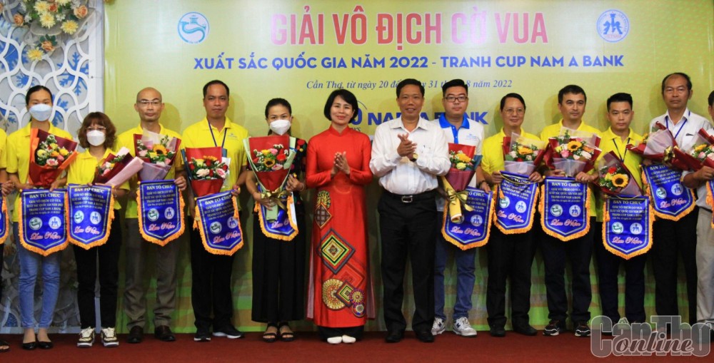 Ông Nguyễn Thực Hiện, Phó Chủ tịch UBND TP Cần Thơ (thứ 6 từ phải qua), trao cờ lưu niệm cho các đoàn.
