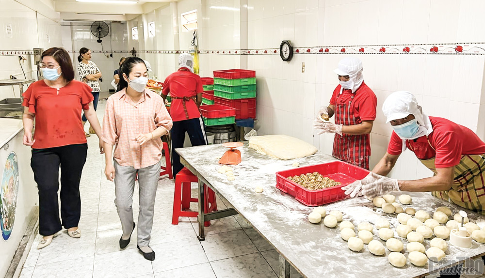 Đảm bảo nguồn cung, an toàn thực phẩm dịp Tết Trung thu Đoàn công tác Sở Công Thương TP Cần Thơ kiểm tra hoạt động sản xuất bánh trung thu tại Cơ sở sản xuất bánh Hưng Lợi (quận Ninh Kiều).