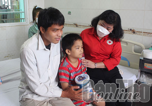 Tặng sữa cho trẻ em có hoàn cảnh khó khăn