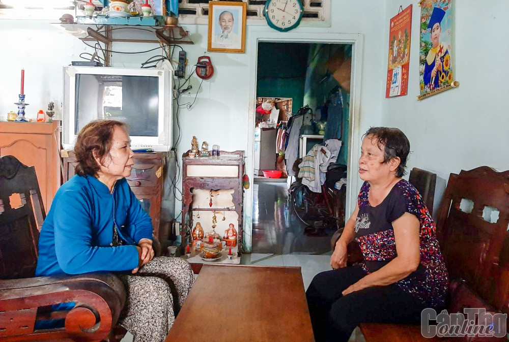Bà Vũ Thị Hợi (bên phải) thăm hỏi đời sống người dân. 