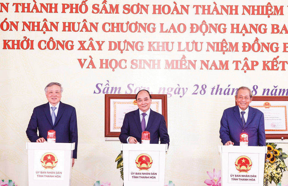 Chủ tịch nước Nguyễn Xuân Phúc và các đại biểu thực hiện nghi thức khởi công Khu lưu niệm đồng bào, cán bộ, chiến sĩ và học sinh miền Nam tập kết ra Bắc. Ảnh: Thống Nhất - TTXVN