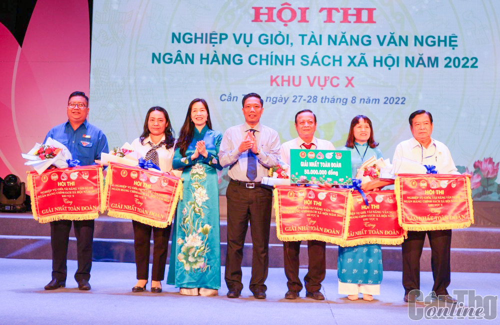 Ông Nguyễn Thực Hiện và bà Nguyễn Thị Hằng trao giải Nhất toàn đoàn cho đội TP Cần Thơ.  