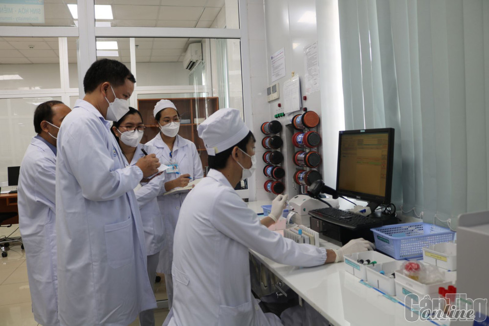 Đoàn chuyên gia giám sát tại phòng xét nghiệm.