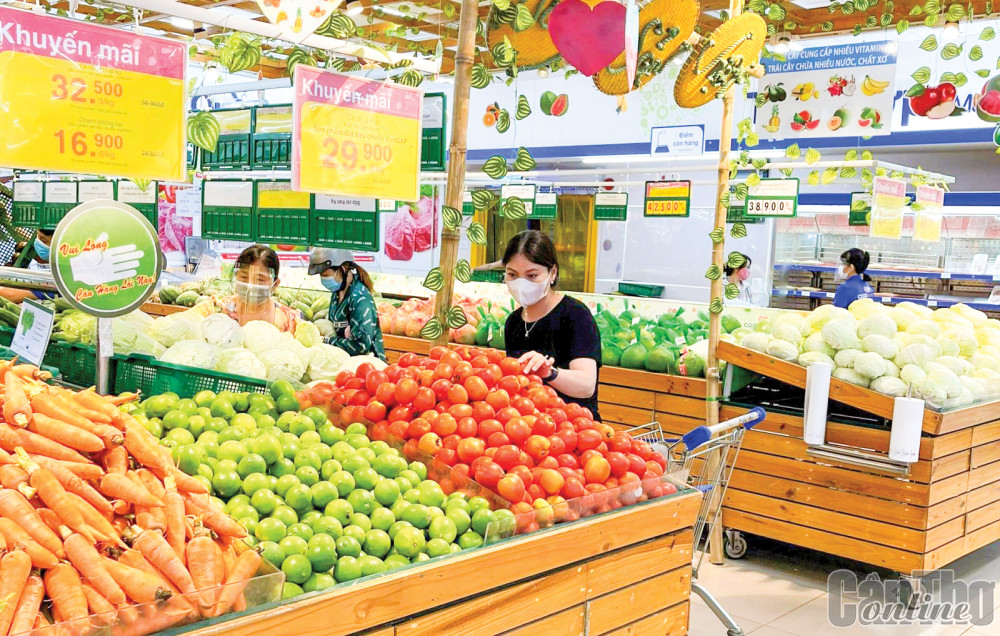 Khách hàng mua sắm tại siêu thị Co.opmart Thốt Nốt.