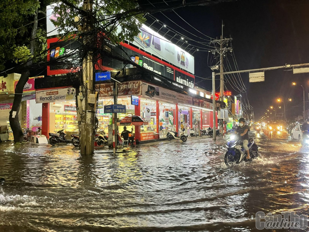 Mưa lớn cộng với triều cường gây ngập đường phố