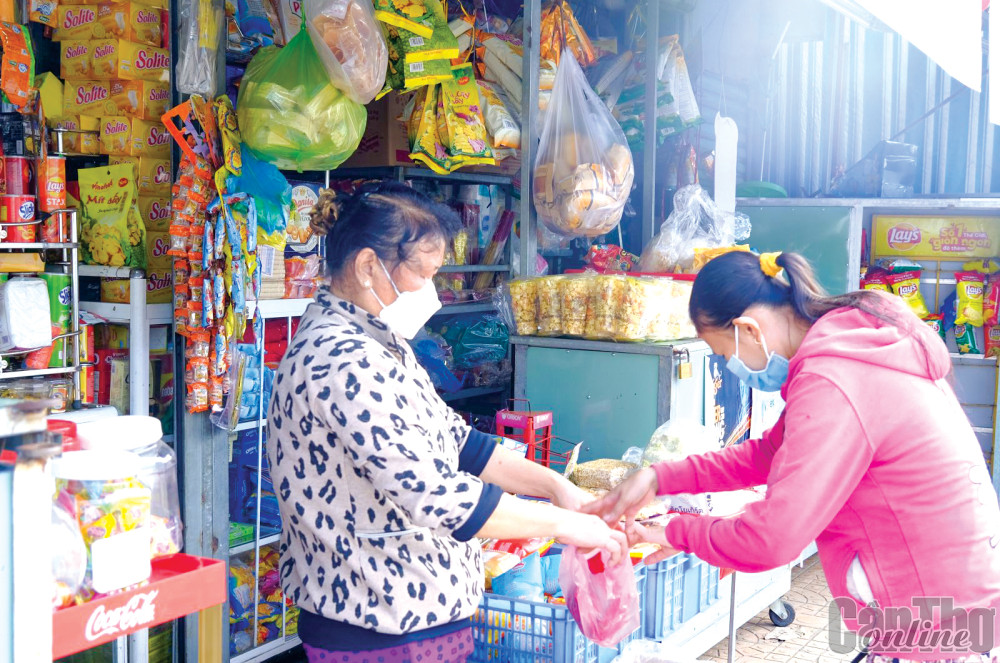 Huyện Phong Điền tiếp tục triển khai các giải pháp hỗ trợ người nộp thuế tháo gỡ khó khăn, thực hiện tốt nghĩa vụ thuế. Trong ảnh: Hoạt động mua bán tại chợ Mỹ Khánh, huyện Phong Điền.