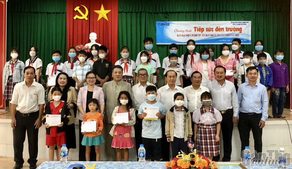 Trao học bổng, xe đạp cho học sinh có hoàn cảnh khó khăn