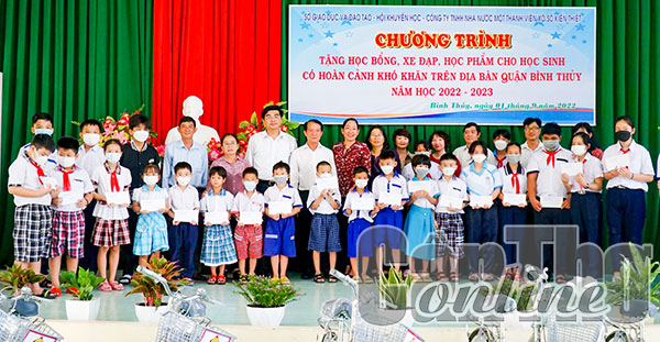 Trao học bổng, xe đạp, học phẩm cho học sinh khó khăn ở quận Bình Thủy