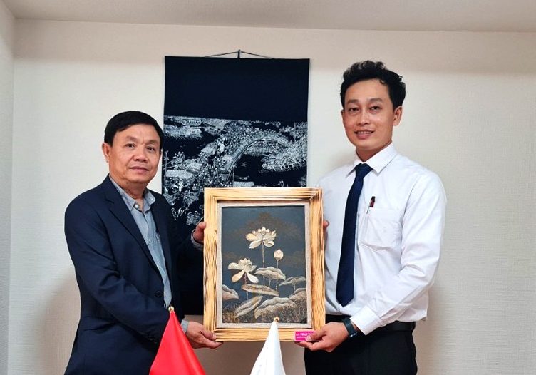 “Sen Tháp Mười” trên xứ Hoa Anh Đào