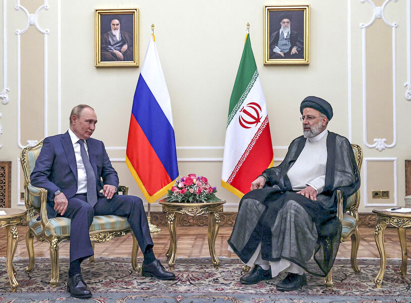 Tổng thống Nga Putin (trái) gặp người đồng cấp Iran Raisi trong chuyến thăm Tehran hồi tháng 7. Ảnh: AP