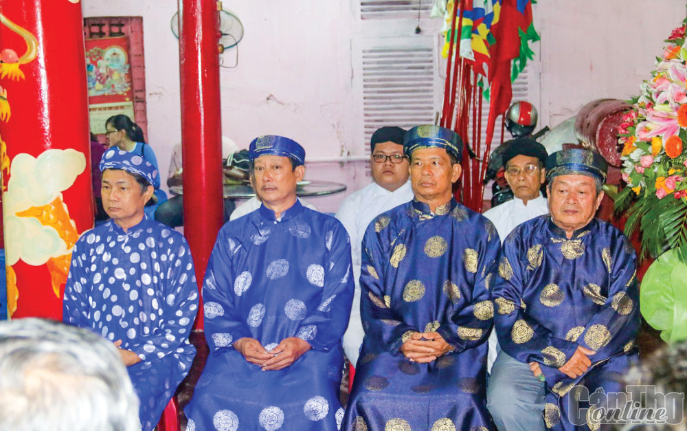 Trang phục của các bô lão trong lễ cúng Kỳ yên đình làng. Ảnh: DUY KHÔI