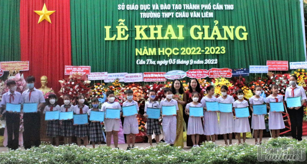 Đại diện lãnh đạo Báo Cần Thơ, Ngân hàng TMCP Ngoại thương Việt Nam - Chi nhánh Cần Thơ trao học bổng cho học sinh nhân dịp khai giảng năm học mới 2022-2023. Ảnh: H. VĂN