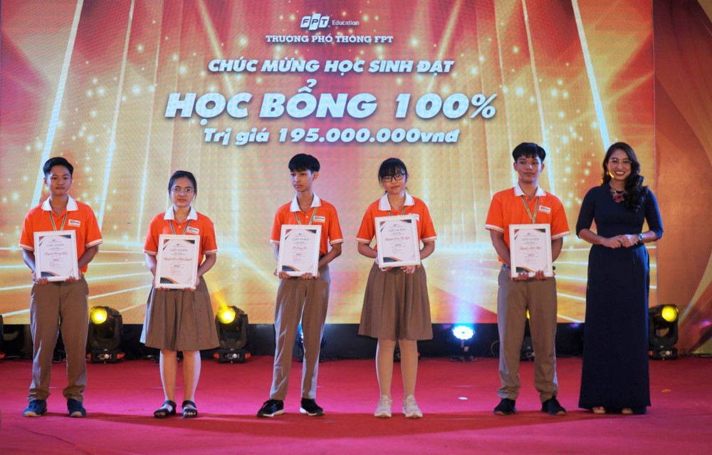  Cô Nguyễn Thị Uyên Thúy, Hiệu trưởng Trường THPT FPT Cần Thơ, trao học bổng 100% cho học sinh. Ảnh: B.NG