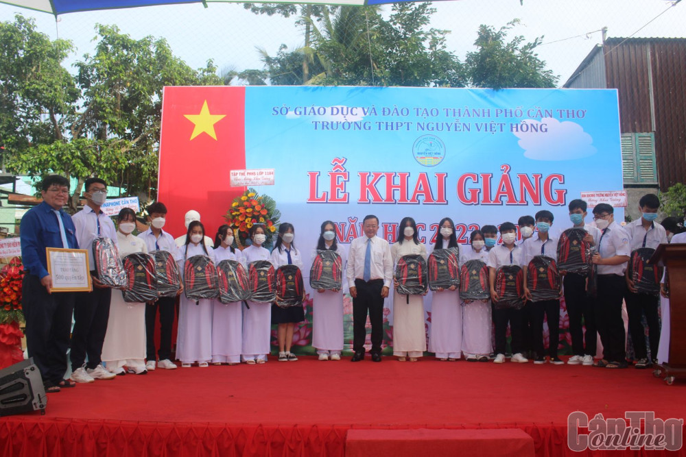 Ông Nguyễn Trung Nhân trao ba lô và tập cho học sinh Trường THPT Nguyễn Việt Hồng.