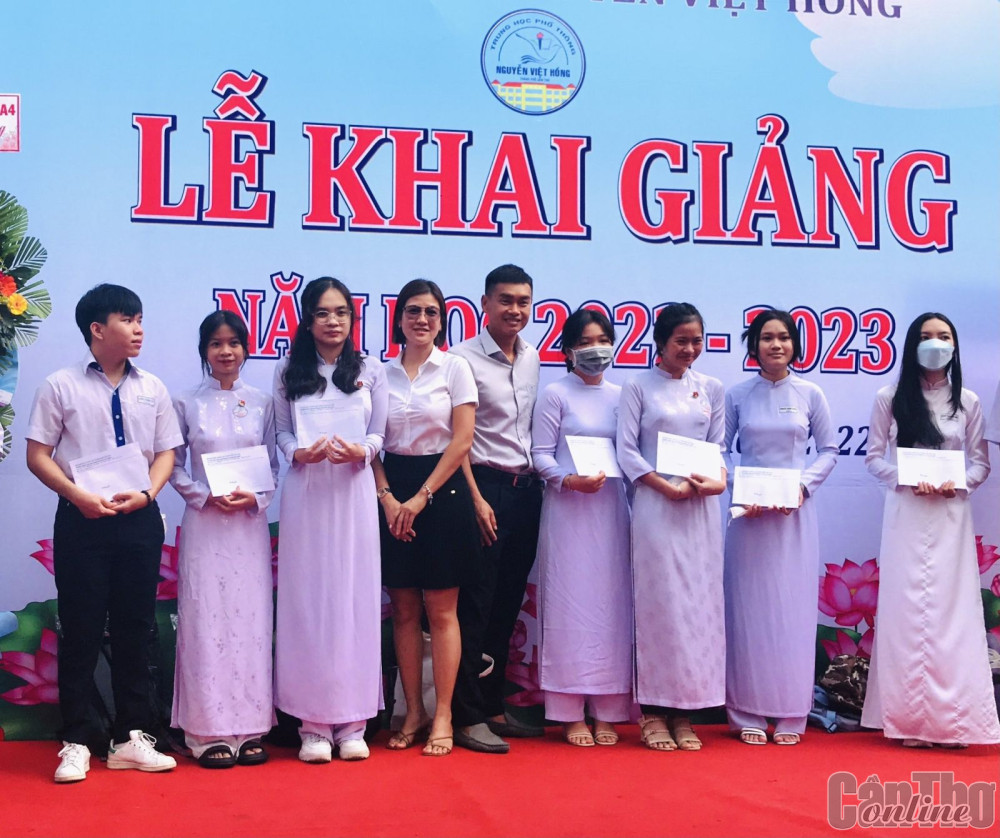 Vợ chồng anh Lê Hoàng Vũ - chị Trần Thị Tú Vân, Công ty TNHH TM XD Cơ khí Hoàng Ngân trao học bổng cho các em học sinh vượt khó học giỏi.