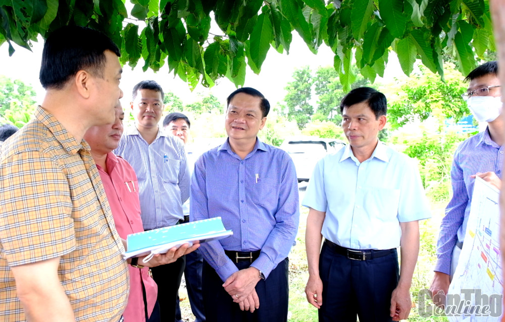 Tập trung chỉ đạo triển khai các dự án xây dựng đường cao tốc Lãnh đạo TP Cần Thơ tham gia cùng Đoàn công tác Ủy ban Kinh tế Quốc hội khảo sát thực địa dự án đường bộ cao tốc Châu Đốc - Cần Thơ - Sóc Trăng giai đoạn 1.