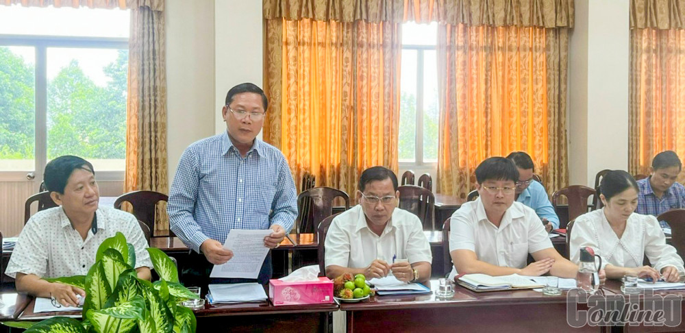 Các đại biểu thảo luận, đóng góp ý kiến tại buổi giám sát.