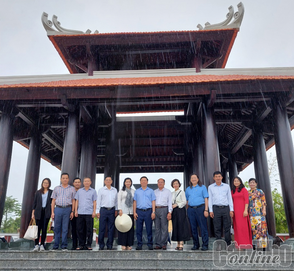Đoàn công tác của Ban Tuyên giáo Trung ương và các đại biểu chụp ảnh lưu niệm tại Đền thờ Vua Hùng tại TP Cần Thơ.