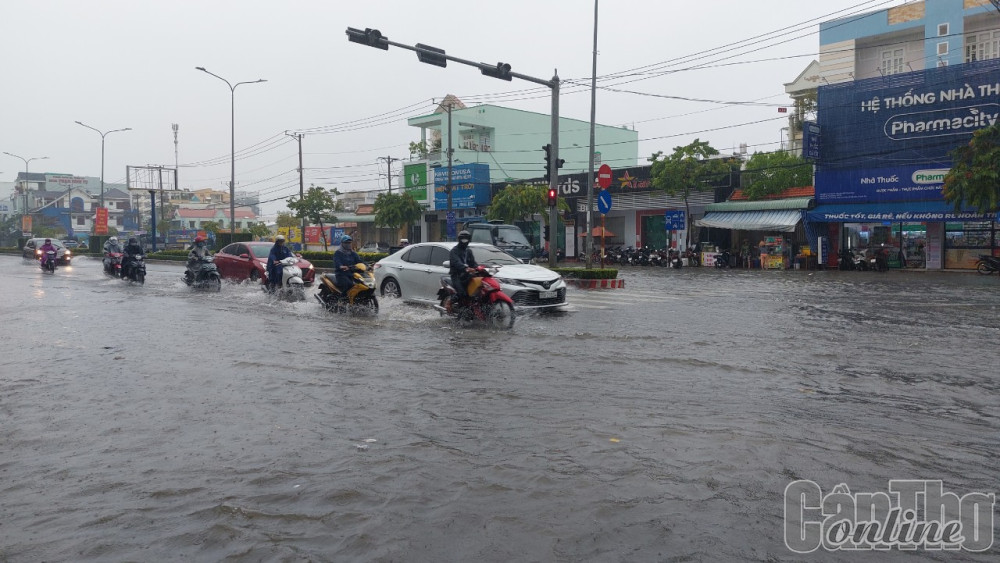 Triều cường rằm tháng Tám âm lịch sẽ lên cao Đường Nguyễn Văn Cừ (quận Ninh Kiều, TP Cần Thơ) ngập sâu do mưa lớn kết hợp triều cường cuối tháng 8-2022.