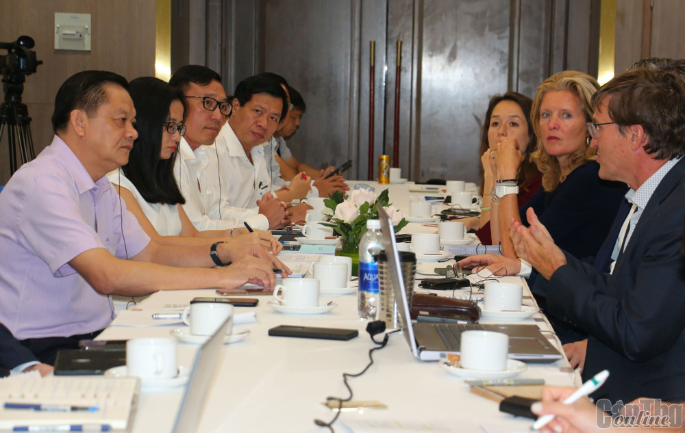 Lãnh đạo thành phố làm việc với phái đoàn Đại sứ quán Hà Lan Ông Dương Tấn Hiển, Phó Chủ tịch Thường trực UBND TP Cần Thơ (bìa trái) trao đồi với phái đoàn Đại sứ quán Vương quốc Hà Lan tại Việt Nam tại buổi gặp.