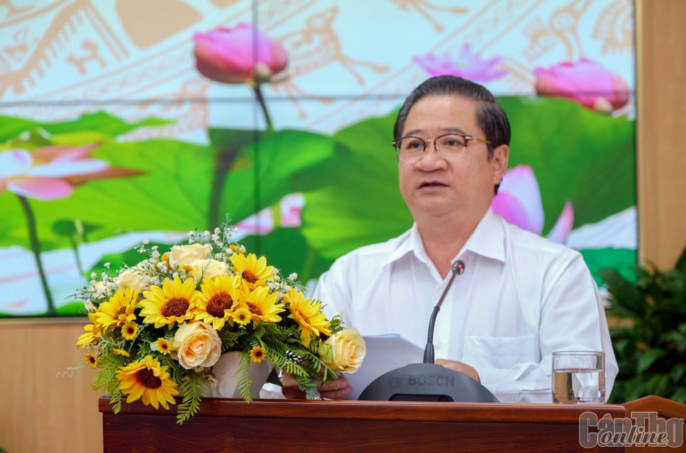 Đồng chí Trần Việt Trường phát biểu tại phiên họp.