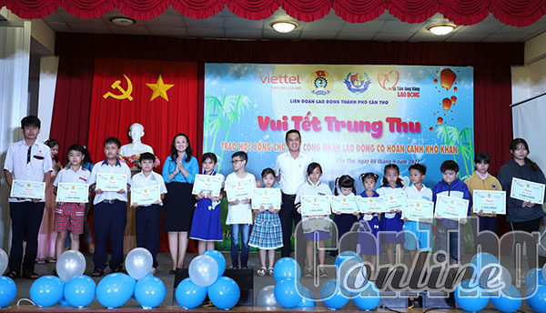 LĐLĐ TP Cần Thơ tặng 30 suất học bổng, 200 phần quà Trung thu cho con công nhân lao động có hoàn cảnh khó khăn