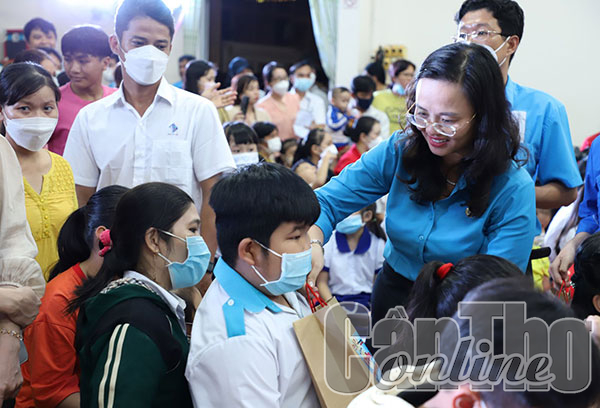 LĐLĐ TP Cần Thơ tặng 30 suất học bổng, 200 phần quà Trung thu cho con công nhân lao động có hoàn cảnh khó khăn