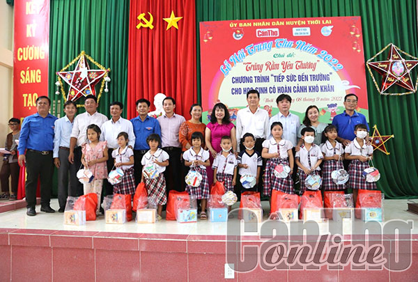 Báo Cần Thơ trao 20 suất học bổng và dụng cụ học tập