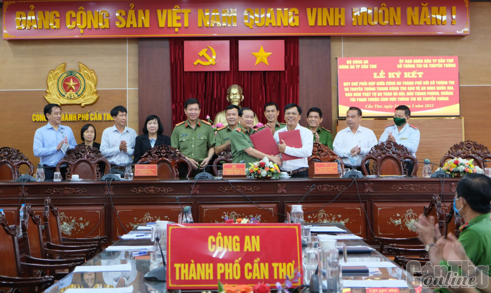 Công an thành phố và Sở Thông tin và Truyền thông TP Cần Thơ ký kết quy chế phối hợp trong công tác bảo vệ an ninh quốc gia, bảo đảm trật tự an toàn xã hội, đấu tranh phòng, chống tội phạm thuộc lĩnh vực thông tin và truyền thông vào tháng 3-2022. Ảnh: KIỀU CHINH