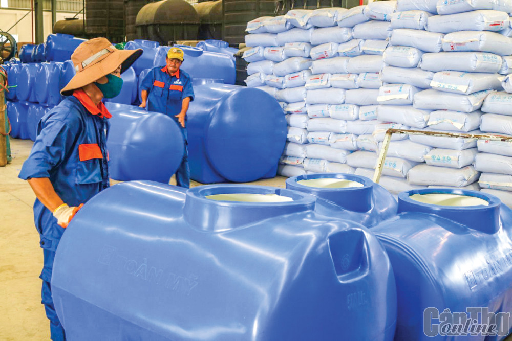 Phấn đấu giảm trên 18% mức tiêu hao năng lượng đối với ngành nhựa Công ty CP Toàn Mỹ, Khu công nghiệp Trà Nóc 2, quận Ô Môn áp dụng nhiều giải pháp sử dụng năng lượng tiết kiệm và hiệu quả vào hoạt động sản xuất bồn nhựa...