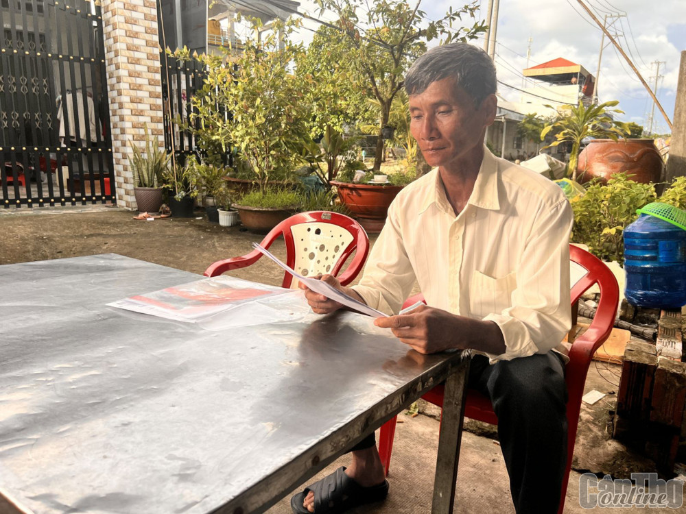 Ông Nguyễn Văn Bạn ở xã Thới Thạnh phấn khởi khi vừa hoàn thành việc kê khai, đăng ký, cấp đổi GCNQSDĐ.
