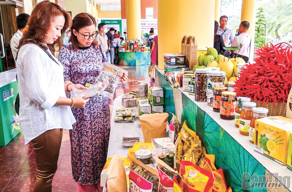 Khách tham quan tìm hiểu các sản phẩm OCOP được làm từ sen tại một hoạt động triển lãm ở tỉnh Đồng Tháp.