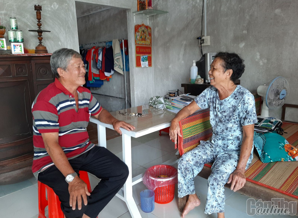 Cán bộ xã Trường Thành thăm hỏi đời sống của người dân (bên phải).