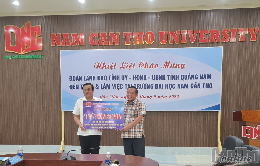 Tiến sĩ, Luật sư Nguyễn Tiến Dũng, Chủ tịch Hội đồng trường Trường Đại học Nam Cần Thơ (bên phải), trao học bổng cho đại diện đoàn công tác. 