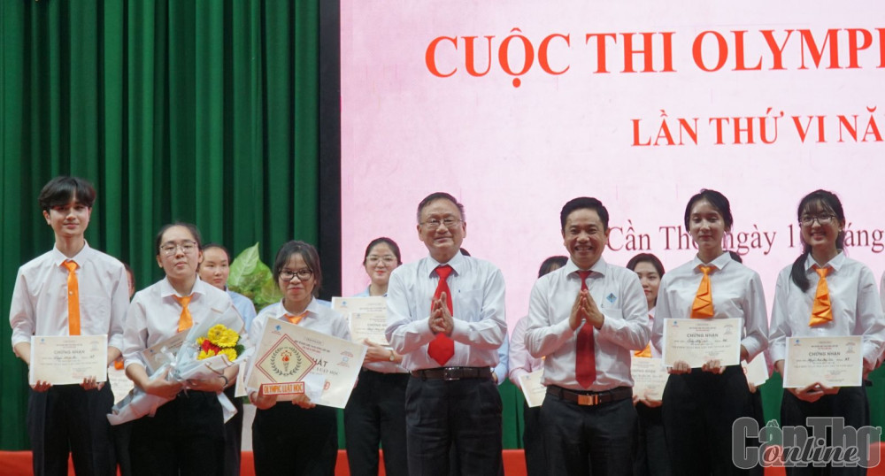 Đại diện lãnh đạo Khoa Luật - Trường Đại học Cần Thơ và Đoàn Luật sư TP Hồ Chí Minh trao giải Nhất cho đội Luật Thương mại.