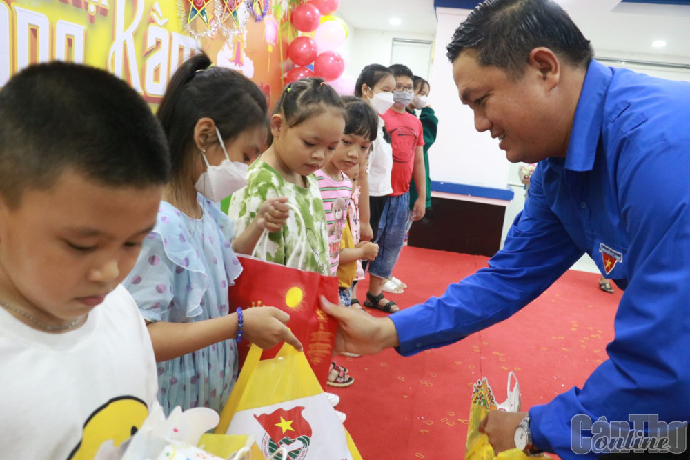 Anh Trần Văn Thống, Bí thư Đoàn khối Doanh nghiệp TP Cần Thơ, tặng quà cho thiếu nhi là con công nhân có hoàn cảnh khó khăn.