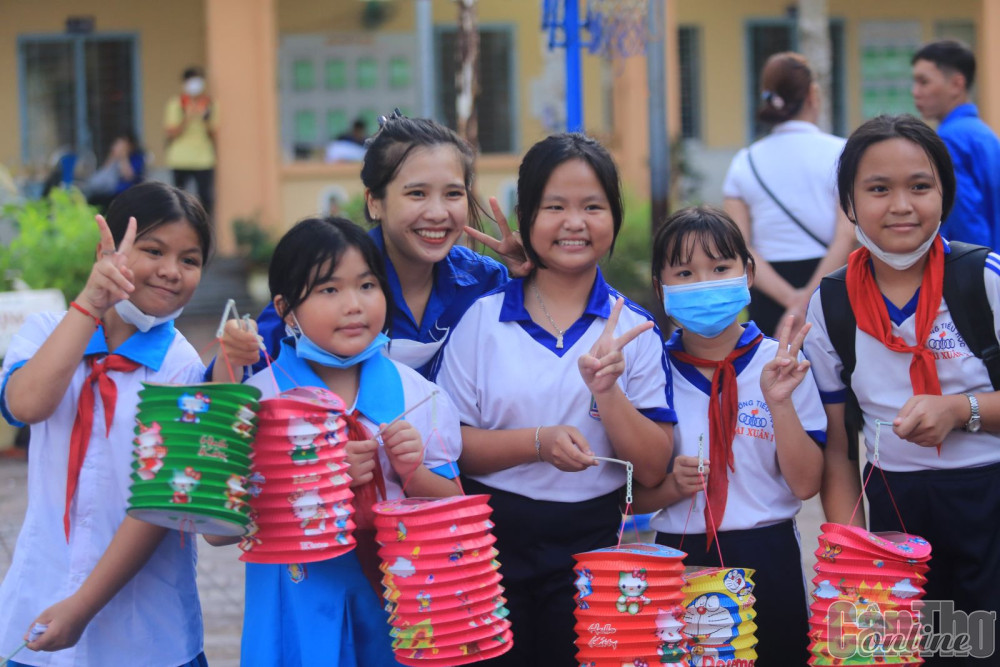 Nhân dịp Tết Trung thu, tuổi trẻ TP Cần Thơ vận động hơn 10.000 lồng đèn tặng trẻ em có hoàn cảnh khó khăn. Trong ảnh: Đội Cộng tác viên Thành đoàn Cần Thơ tặng lồng đèn cho thiếu nhi xã Giai Xuân, huyện Phong Điền.