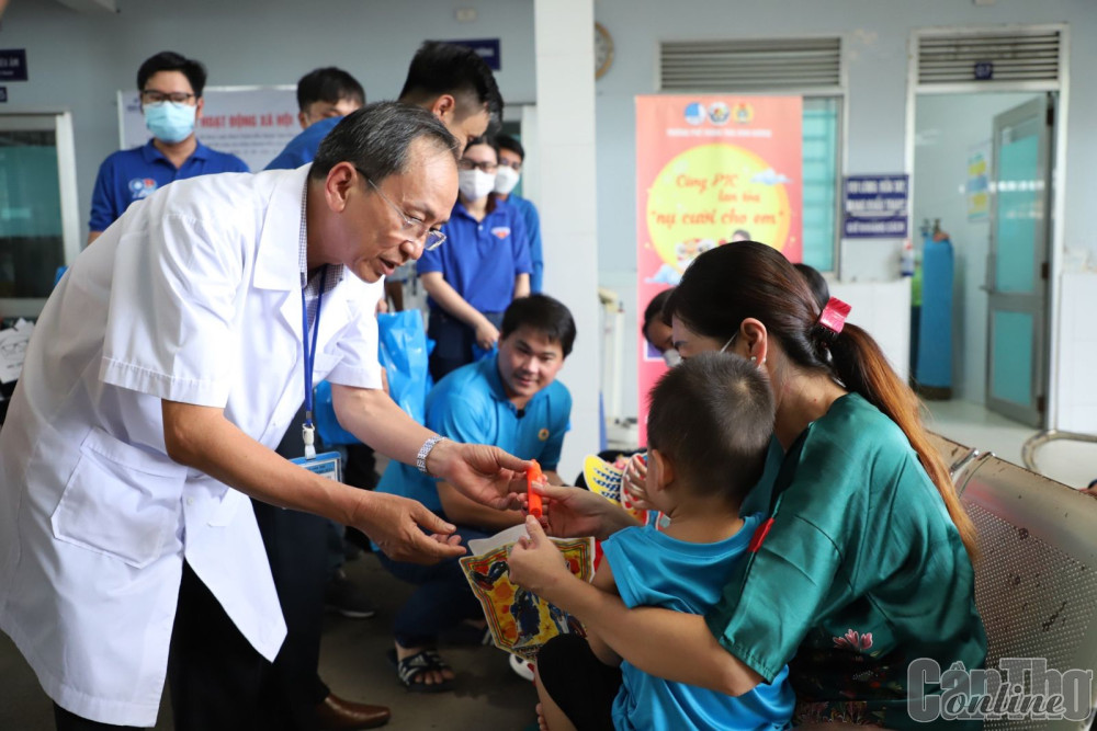 Trung tâm hỗ trợ học sinh, sinh viên TP Cần Thơ phối hợp Ban Giám đốc Bệnh viện Huyết học và Truyền máu Cần Thơ tặng quà Trung thu cho bệnh nhi đang điều trị tại bệnh viện.