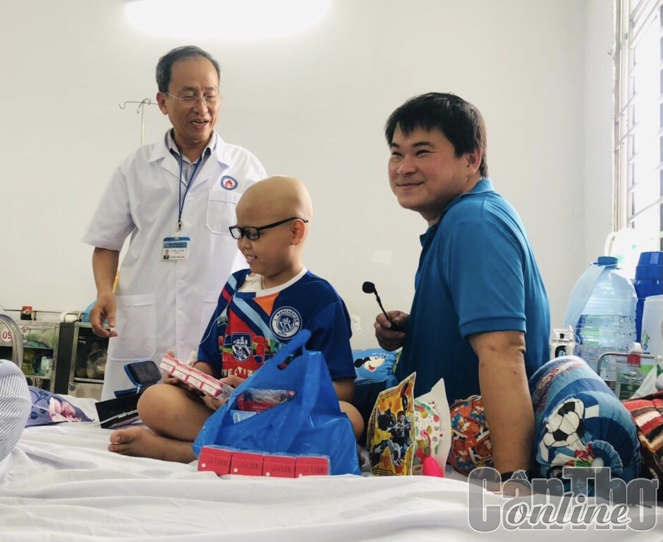 Niềm vui của bệnh nhi khi nhận quà Trung thu.