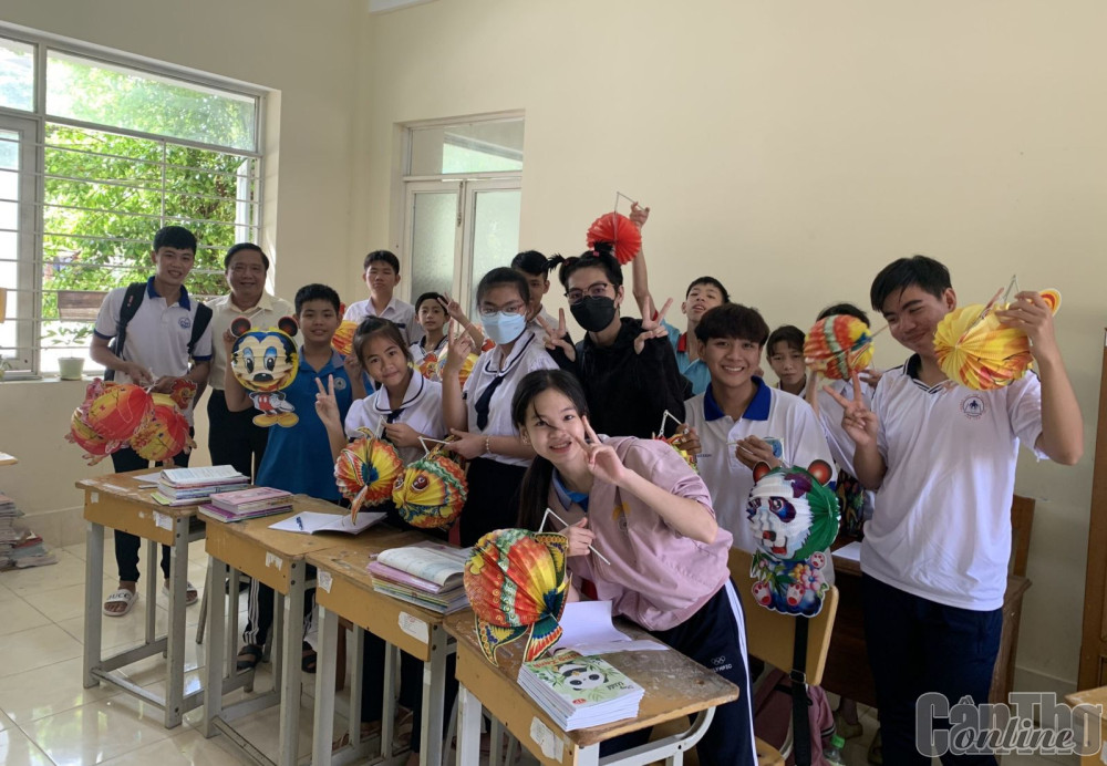 Niềm vui của bệnh nhi khi nhận quà Trung thu.