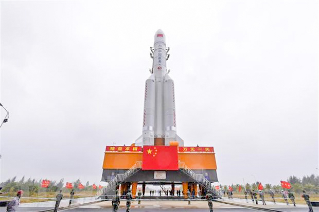 Tên lửa Trường Chinh 5 tại Trung tâm Phóng vệ tinh Văn Xương, tỉnh Hải Nam. Ảnh: TTXVN