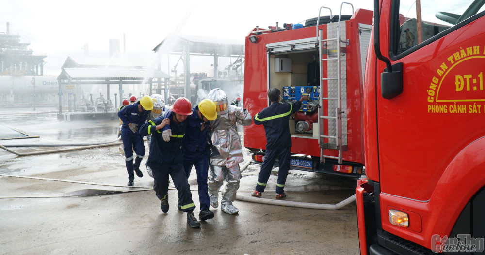 Các lực lượng tham gia thực tập phương án chữa cháy và cứu nạn, cứu hộ ở Nhà máy pha chế dầu Phương Đông (phường Phú Thứ, quận Cái Răng, TP Cần Thơ).
