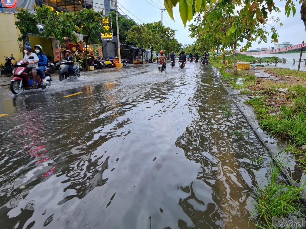 Đường giao thông khu vực hồ Búng Xáng (phường An Khánh, quận Ninh Kiều) bị ngập. Ảnh chụp lúc 17 giờ ngày 11-9-2022.