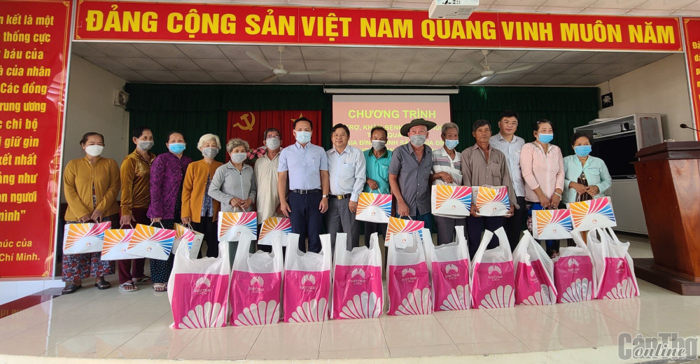 SCID và TTTM Sense City Cần Thơ phát thuốc miễn phí và tặng quà cho người dân.