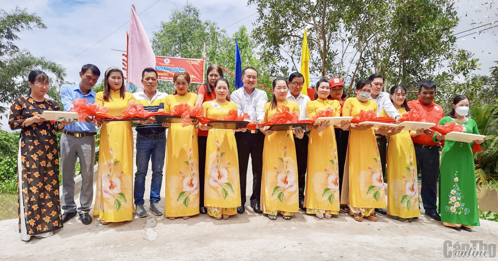 Các đại biểu thực hiện nghi thức khánh thành cầu.