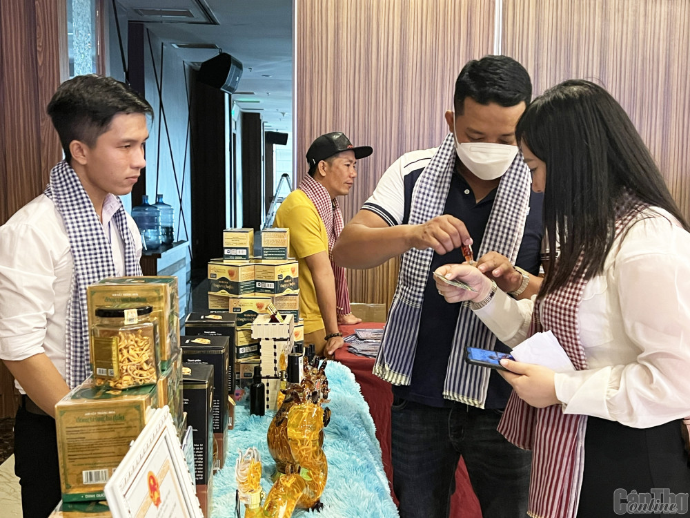 Khách hàng tham quan, tìm hiểu sản phẩm đặc trưng của TP Cần Thơ được giới thiệu tại hội nghị kết nối TMĐT với doanh nghiệp Cần Thơ và các tỉnh ĐBSCL 2022 tổ chức tại TP Cần Thơ mới đây.